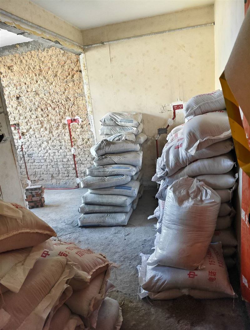 砸墙上料老房子拆除人工背沙子水泥瓷砖