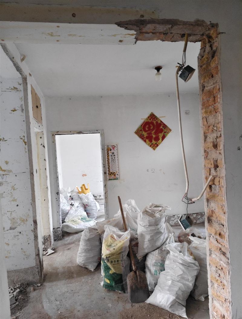 砸墙上料老房子拆除人工背沙子水泥瓷砖